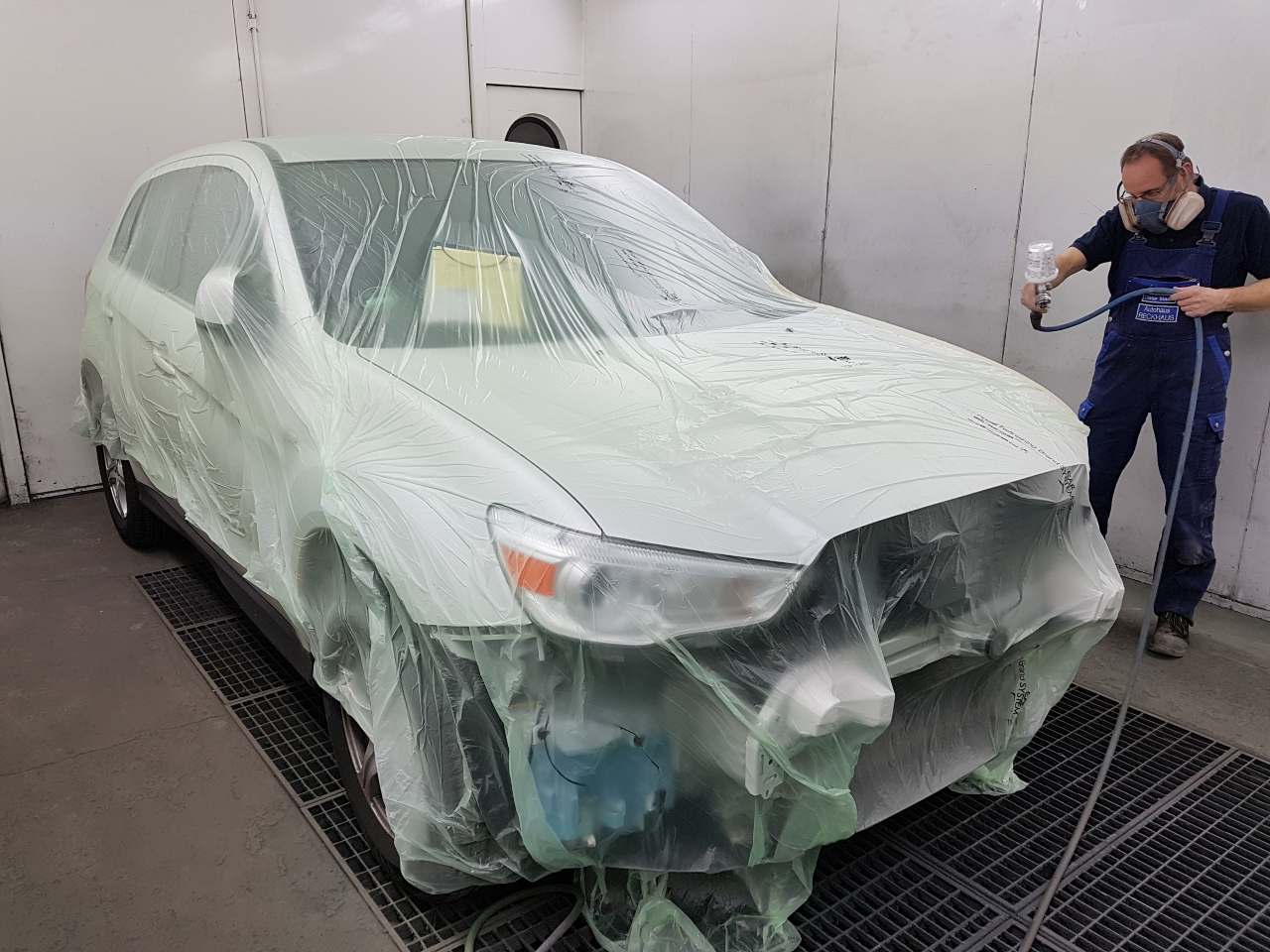 ein weißes auto wird lackiert